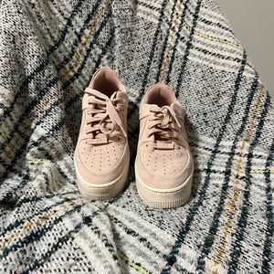 Air Force 1 Sage Low Platform Sneaker in Particle Beige Color (dusty pink)